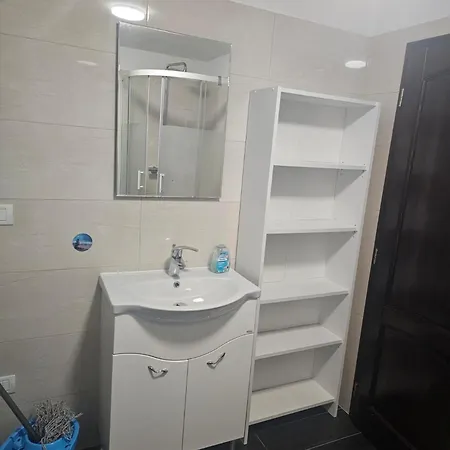 Apartment Schöne Vollausgestattete Monteurs- Gästewohnung In Der Gartenstadt Und Nähe Geiseltalsee Für 4 Personen 2409