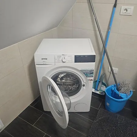 Apartment Schoene Vollausgestattete Monteurs- Gaestewohnung In Der Gartenstadt Und Naehe Geiseltalsee 2409