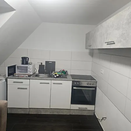 Schöne Vollausgestattete Monteurs- Gästewohnung In Der Gartenstadt Und Nähe Geiseltalsee Für 4 Personen 2409