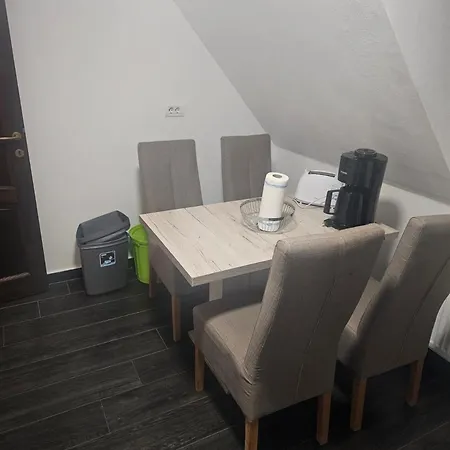 Schoene Vollausgestattete Monteurs- Gaestewohnung In Der Gartenstadt Und Naehe Geiseltalsee 2409 Apartment *
