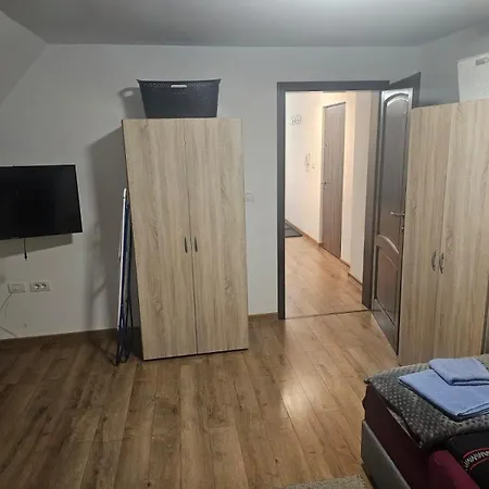 Schoene Vollausgestattete Monteurs- Gaestewohnung In Der Gartenstadt Und Naehe Geiseltalsee 2409 * Leuna