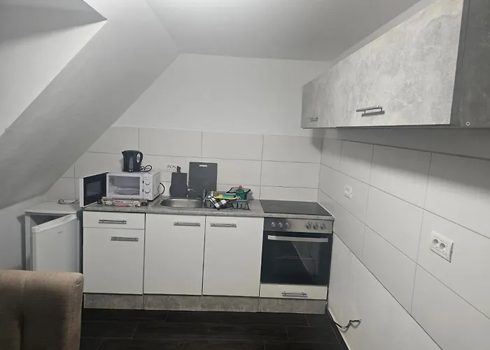 Schöne Vollausgestattete Monteurs- Gästewohnung In Der Gartenstadt Und Nähe Geiseltalsee Für 4 Personen 2409